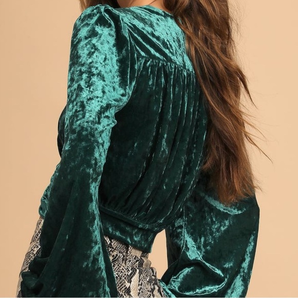 NWT Lulus Festive Find Emerald Green Crushed Velvet Twist-Front Crop Top SZ S - Picture 2 of 5